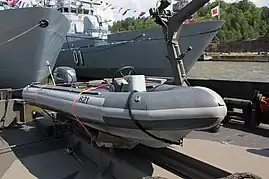 À l'arrière, le pneumatique sur le rail de largage des mines.