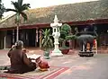 Moment de recueillement à l'arrière de la pagode
