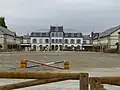 La carrière d'honneur, avec le bâtiment des officiers au fond.