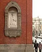 Monument en son honneur à la maison des artistes de Hanovre (de) qu'il a conçue