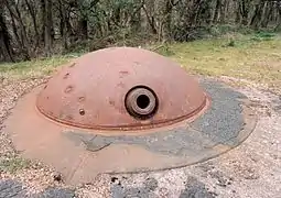 Gros plan sur une tourelle pour obusier de 150&nbsp;mm.