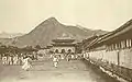 La rue en face du palais de Gyeongbokgung à la fin du 19e siècle.