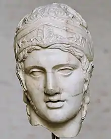 Tête d'Arès casqué du type de l'Arès Borghèse, copie d'une œuvre d'Alcamène, du cercle de Phidias, IVe siècle av. J.-C., Glyptothèque de Munich.