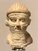 Tête en terre cuite d'un personnage masculin (divinité ?), v. VIIIe&nbsp;– VIIe&nbsp;sièclee av. J.-C. Metropolitan Museum of Art.