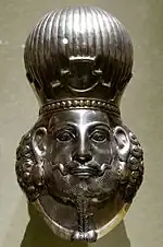 Tête en argent d'un roi sassanide, IVe&nbsp;siècle Metropolitan Museum of Art.