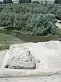 Au premier plan, foyer dans une maison, au second plan, la rivière Melendiz.