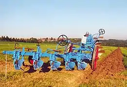 Charrue-balance multisocs (1921), elle était tirée par un treuil actionné par une locomobile placée en bout de sillon avec une poulie de renvoi à l'autre bout ou bien deux locomobiles. La charrue basculait automatiquement en repartant en sens inverse.