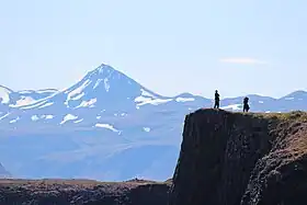 Vue d'un rempart du Helgrindur (premier plan).