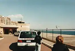 Navette pour passagers Heli Air Monaco devant l'héliport de Monaco.