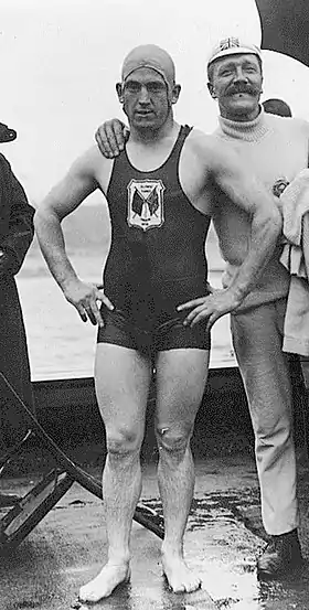 portrait noir et blanc en pied d'un homme en maillot de bain