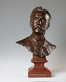 Henry Vasnier est représenté en buste sur un socle.