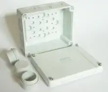 Boîte thermoplastique à joint sans halogène