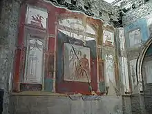 mur avec fresque de panneaux illustrés sur fond rouge