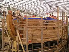 Pose de la pièce de la proue.