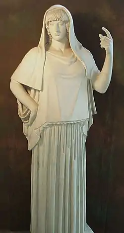 Hestia. Marbre, copie romaine du IIe siècle d'un original grec du Ve&nbsp;siècle&nbsp;av. J.-C. Rome, Musée Torlonia.