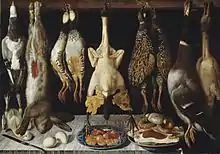 Au-dessus d'une table où se trouvent un long couteau, des œufs, une assiette et un plat de victuailles, un lièvre, dont on voit la blessure, est suspendu par les pattes arrières à une poutre où 8 volatiles (dont deux ont déjà été plumés) sont accrochés par la tête.