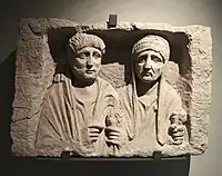 Stèle funéraire du Moyen Euphrate. Région de Zeugma ou Hiérapolis, Turquie. Calcaire. IIe&nbsp;siècle EC.Musée des Beaux-Arts de Lyon.
