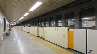 Un quai latéral.