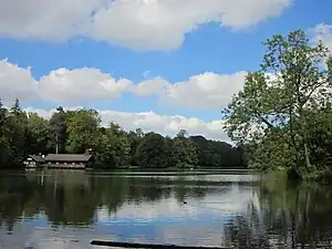 Vue du sud, le hangar à bateaux sur la gauche