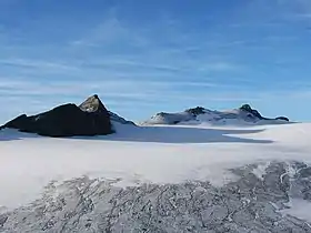 Vue depuis le nord (à droite) avec les Vordere (à gauche) et Mittlere Hintereisspitzen (au centre).