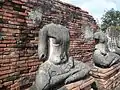 Statues sans têtes.