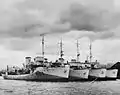 La corvette NCSM&nbsp;Alberni&nbsp;(K103) à quai en Angleterre avec 3 autres corvettes