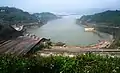 Vue vers l'aval à partir du sommet du barrage.