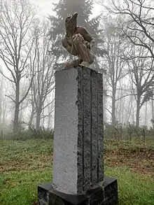 Homme à tête d'oiseau, sur socle