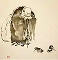 Budai (Hotei 布袋 en japonais), assistant à un combat de coqs. Encre sur papier, signé Niten. 32&nbsp;×&nbsp;71. Collection Matsunaga, Musée d'art de Fukuoka.