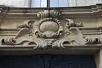 Portail : masque et cuirs découpés