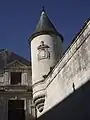 Vue depuis la cour d'honneur de la tourelle Sud du mur d'enceinte.