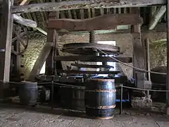 Pressoir à roue horizontale et à corde (XVIe&nbsp;siècle).