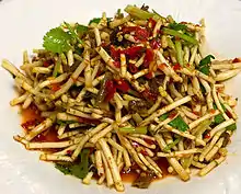 Racines de plante caméléon (折耳根, zhé'ěrgēn) sauté.