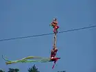 Numéro de funambulisme (acrobates de corde verticale) sans filet.