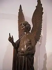 Un des Anges d'Humbert, sculpture gothique en bois du XIIIe&nbsp;siècle, musée des beaux-arts d'Arras.