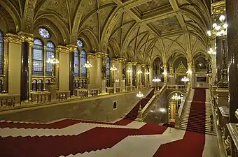 Escalier principal. Les meilleurs artistes de l'époque participèrent à la décoration intérieure : des fresques de Károly Lotz et des sculptures de György Kiss ornent l'escalier d'apparat.