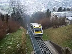 Voiture du funiculaire peu avant la station Hungerburg. On aperçoit derrière le virage la ligne de l'ancien funiculaire