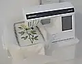 Machine à coudre et à broder moderne.Ce type de machine fait largement appel à l'informatique.