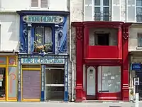 Façades de magasins dans la rue.