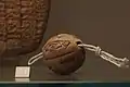Badge d'identification d'un officier ou soldat de Lagash, affecté au « bastion du mur d'enceinte », règne d'Urukagina.