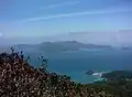 Depuis le sommet de l'île malaisienne de Langkawi (890&nbsp;m), on voit dans la brume l'île vierge de Tarutao