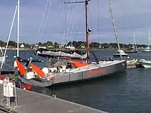 un bateau de course dans un port.