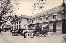 Calèche devant la gare d'Avignon au début du XXe&nbsp;siècle.