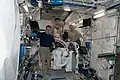 L'extrémité du bras du module Kibo est introduit dans le sas pour être mis en place (6 janvier 2010)