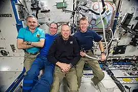 Équipage tondu et tondeuse à aspirateur dans l'ISS.