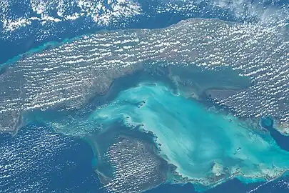 Golfe de Batabanó en bleu turquoise. Archipel des Canarreos en bas à droite(dont cayo Largo).