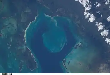 Baie de Cazones&nbsp;(en) avec cayo El Calvario sur son sud-est et cayo Diego Pérez sur son sud-ouest