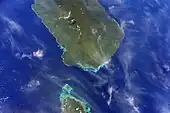 Le détroit d'Apolima avec Savai'i (en haut) et l'extrémité d'Upolu en bas.
