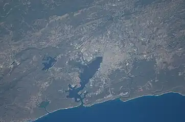Santiago au fond de sa baie&nbsp;(es), réservoir Parada à l'ouest et baie de Cabañas