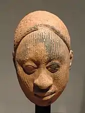 Tête masculine, probablement un serviteur du roi ; Ifè. Terre cuite. Nigeria, XIIe – XIVe&nbsp;siècle. Louvre